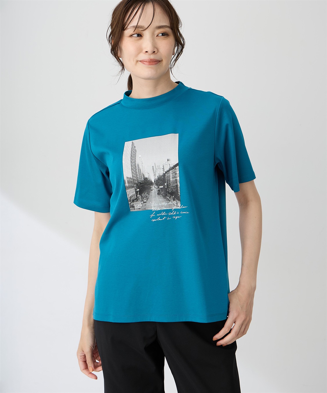 A/C DESIGN BY ALPHA CUBIC 【ALCOLLAGEプリント】フォトプリントモックネックＴシャツ【すごツヤ・UVカット・接触冷感】_variation_3