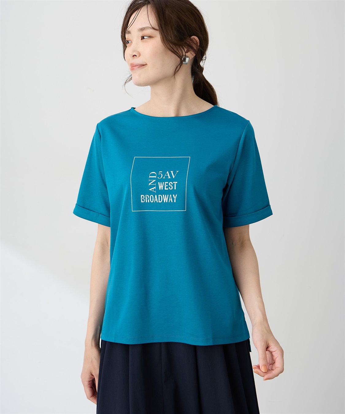 A/C DESIGN BY ALPHA CUBIC 【ALCOLLAGEプリント】プリントボートネックＴシャツ【すごツヤ・UVカット・接触冷感】_variation_2