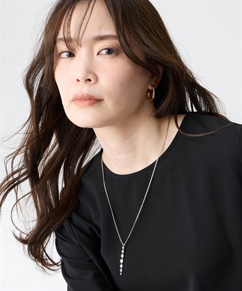 ビジューネックレスの着用イメージ（セクション1）