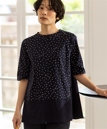 STYLE2 【ひやさらコットン】ドットプリント5分袖Tシャツを着用した女性