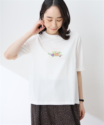 STYLE3 【ひやさらコットン】モックネックベジタブルプリント5分袖Tシャツを着用した女性
