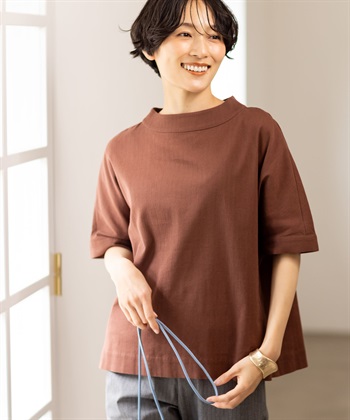 STYLE5 【高島ちぢみ】モックネックハーフスリーブプルオーバーを着用した女性