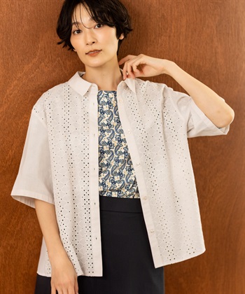 STYLE6 フロントレースハーフスリーブシャツを着用した女性