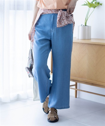 STYLE1 デニムストレートパンツを着用した女性