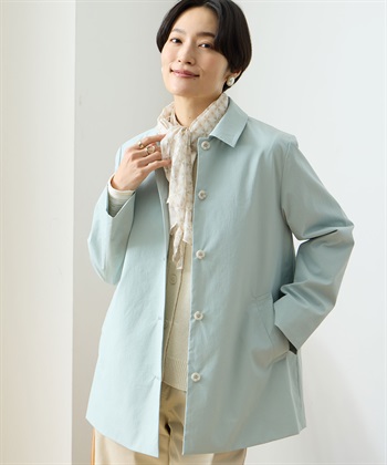Departure Blue はっ水ステンカラーコートを着用した女性