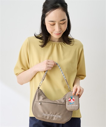 【トムさんコラボ】コイくんワンポイント刺しゅうポーチ付きショルダーバッグ

（モデル画像）