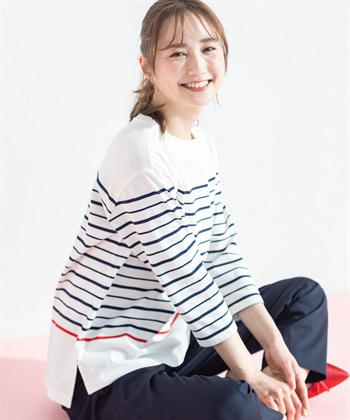 SCENE5 ボーダーＴシャツを着用した女性