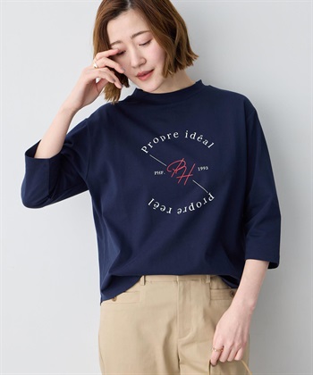 SCENE6 ロゴプリントモックネックＴシャツを着用した女性