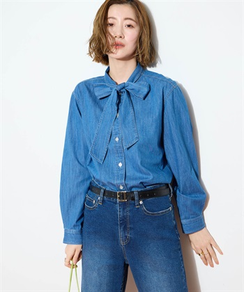 ITEM1 デニムボウタイブラウスを着用した女性