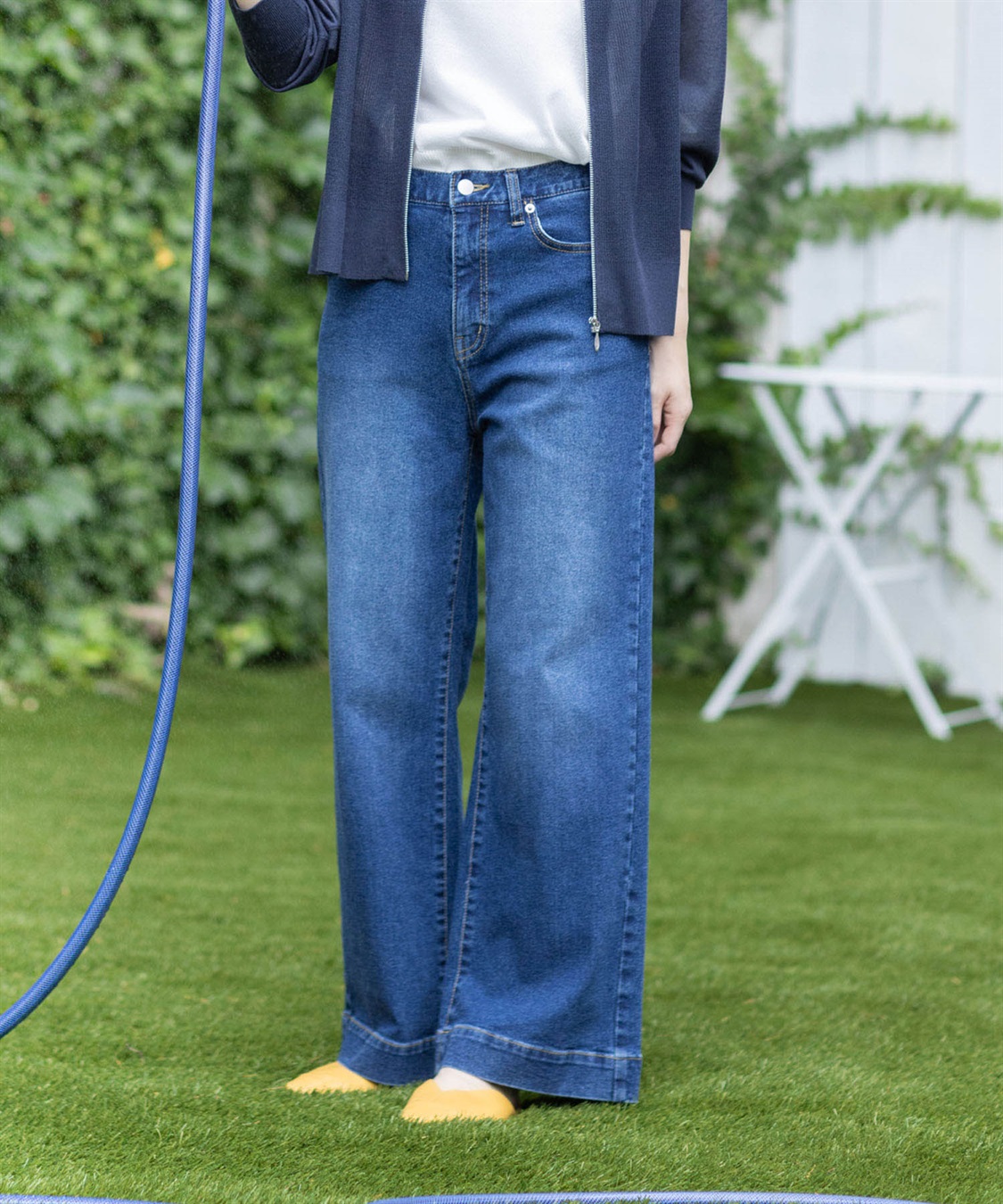 ITEM1 【はっ水】ストレッチバギーデニムパンツを着用した女性