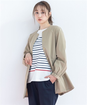 SCENE5 ノーカラードロストハーフコートを着用した女性