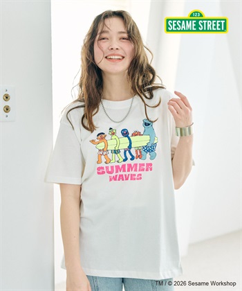 【セサミストリート/SESAME STREET】サーフフォトプリントTシャツ（ELMO＆FRIENDS）(オフホワイト-M)