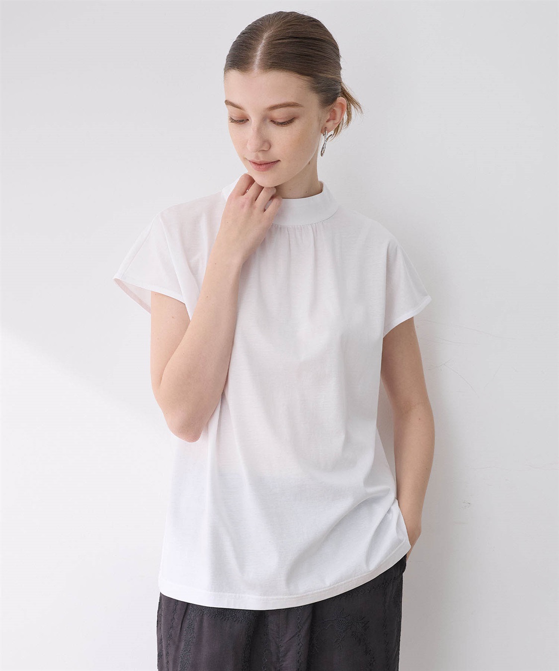 LE SOUK HOLIDAY 【接触冷感】ギャザーネックフレンチスリーブTシャツ_sub_1