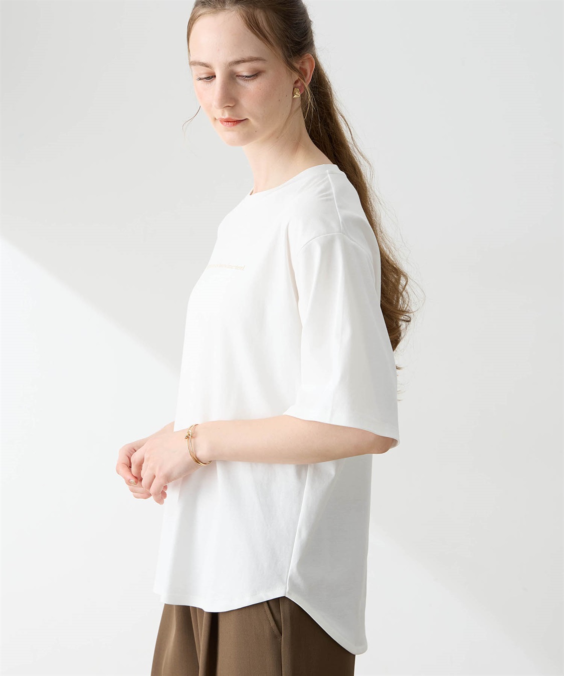 LE SOUK HOLIDAY ラウンドヘムバックプリントTシャツ【接触冷感・吸水速乾】_sub_2