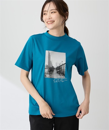 A/C DESIGN BY ALPHA CUBIC 【ALCOLLAGEプリント】フォトプリントモックネックＴシャツ【すごツヤ・UVカット・接触冷感】_subthumb_4