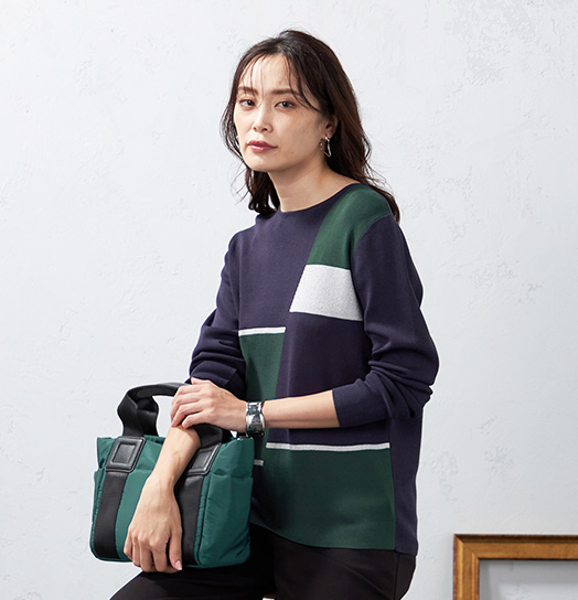 カラーブロックニットプルオーバーを着用した女性1