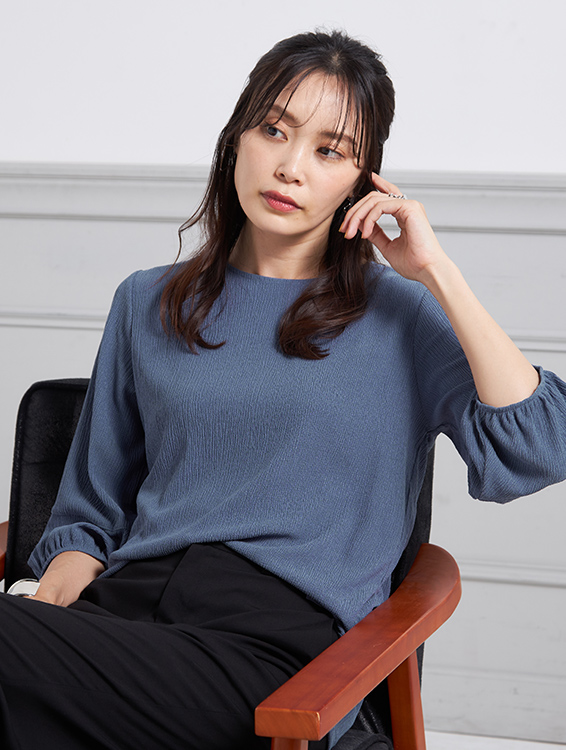 クルーネックプルオーバー（ブルー）を着用した女性の写真1