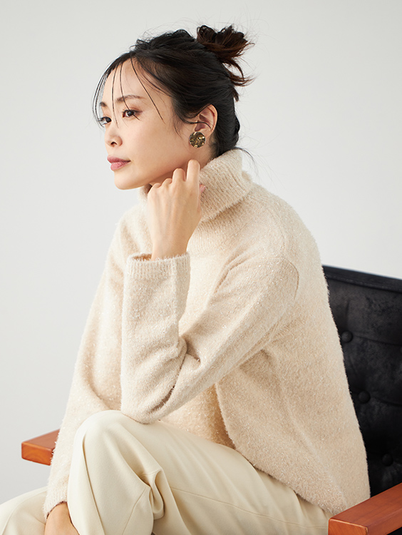 【ウォッシャブル】ラメフェザーニットプルオーバー（ベージュ）を着用した女性の写真2