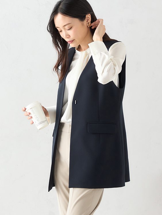 ストレッチロングジレ（ネイビー）を着用した女性の写真3