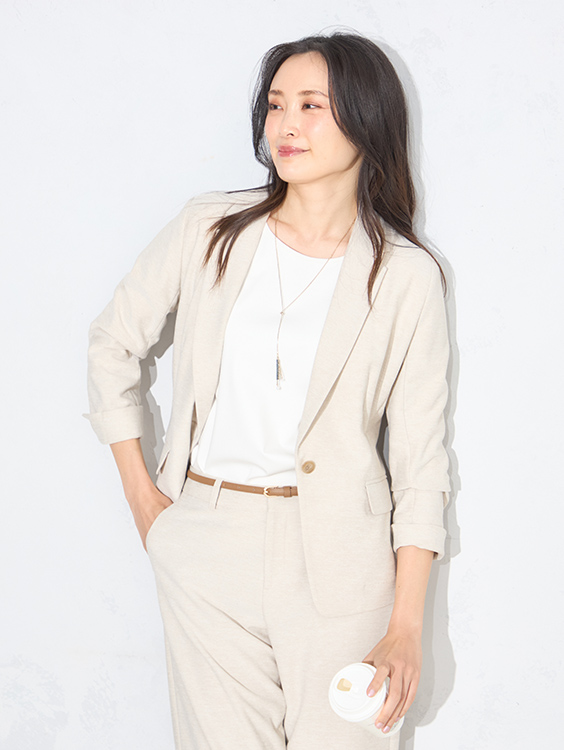 ラミージャージージャケット（ベージュ）を着用した女性の写真2