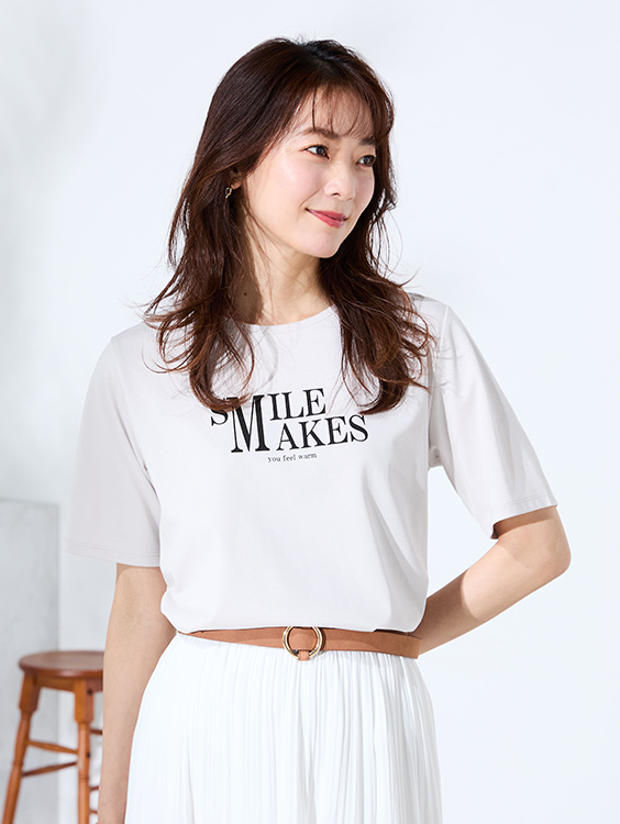 ロゴプリントラウンドヘムTシャツ（ライトグレー）を着用した女性の写真2