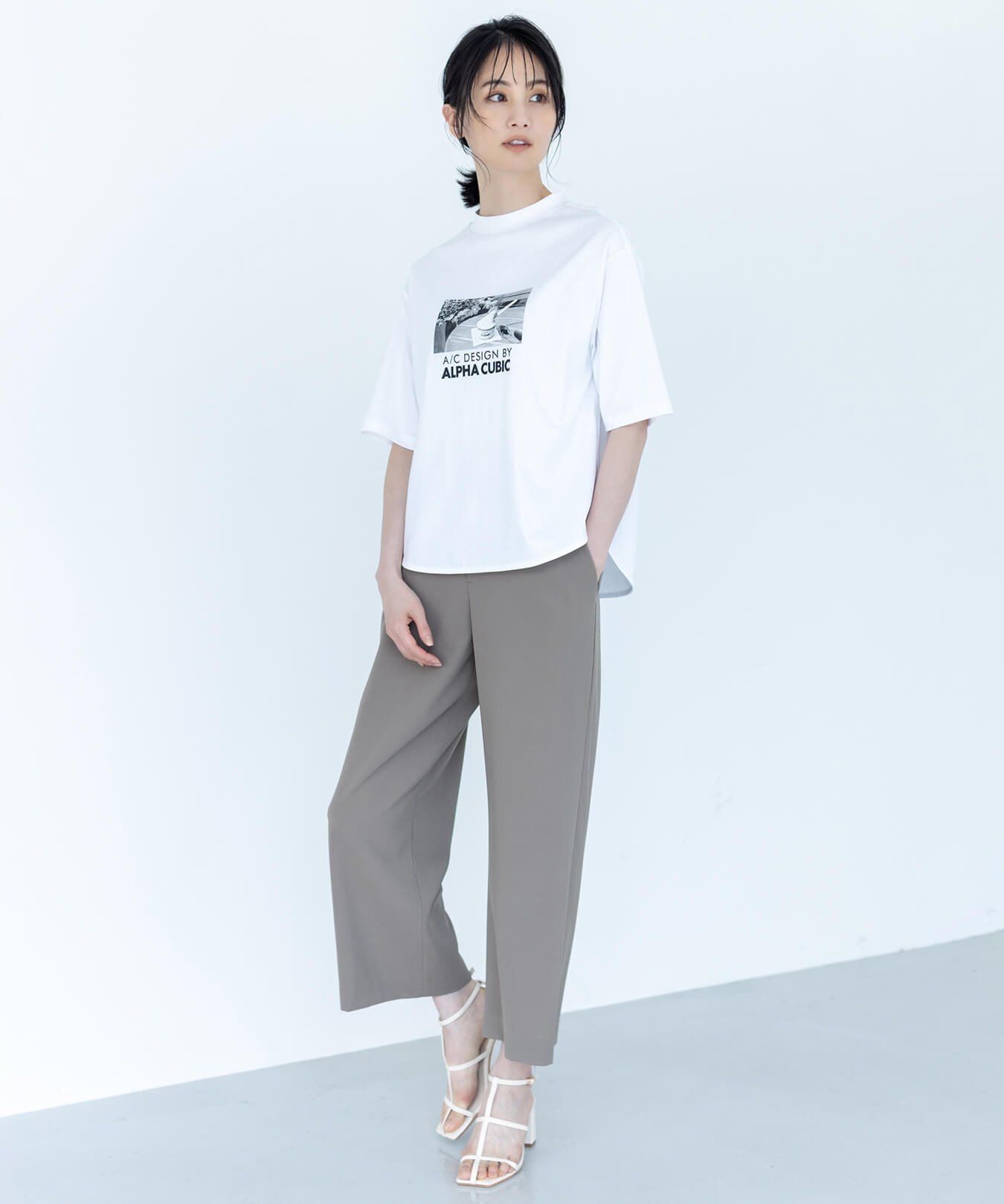 【アルコラージュ】モックネックフォトＴシャツ【接触冷感・UVカット】,【美モーション】トリニータストレッチワイドパンツ【接触冷感・UVカット】を着用した女性の画像01