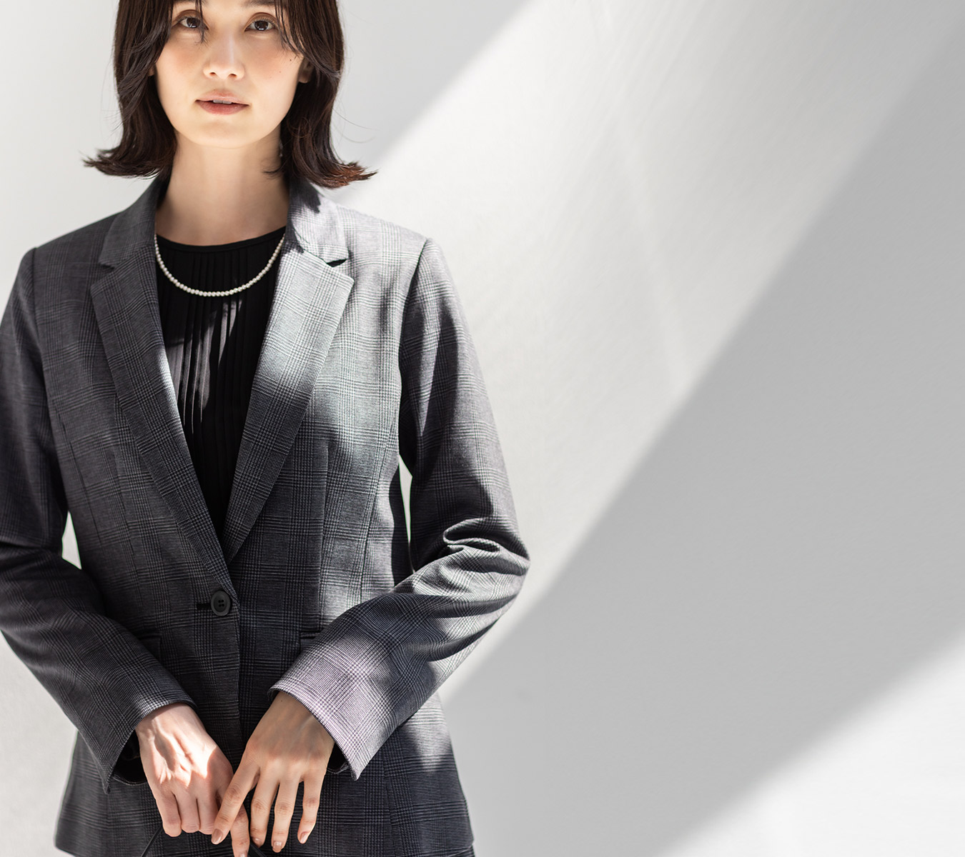 グレー色の【アルファブリック】テーラードジャケットを着用した女性の画像01