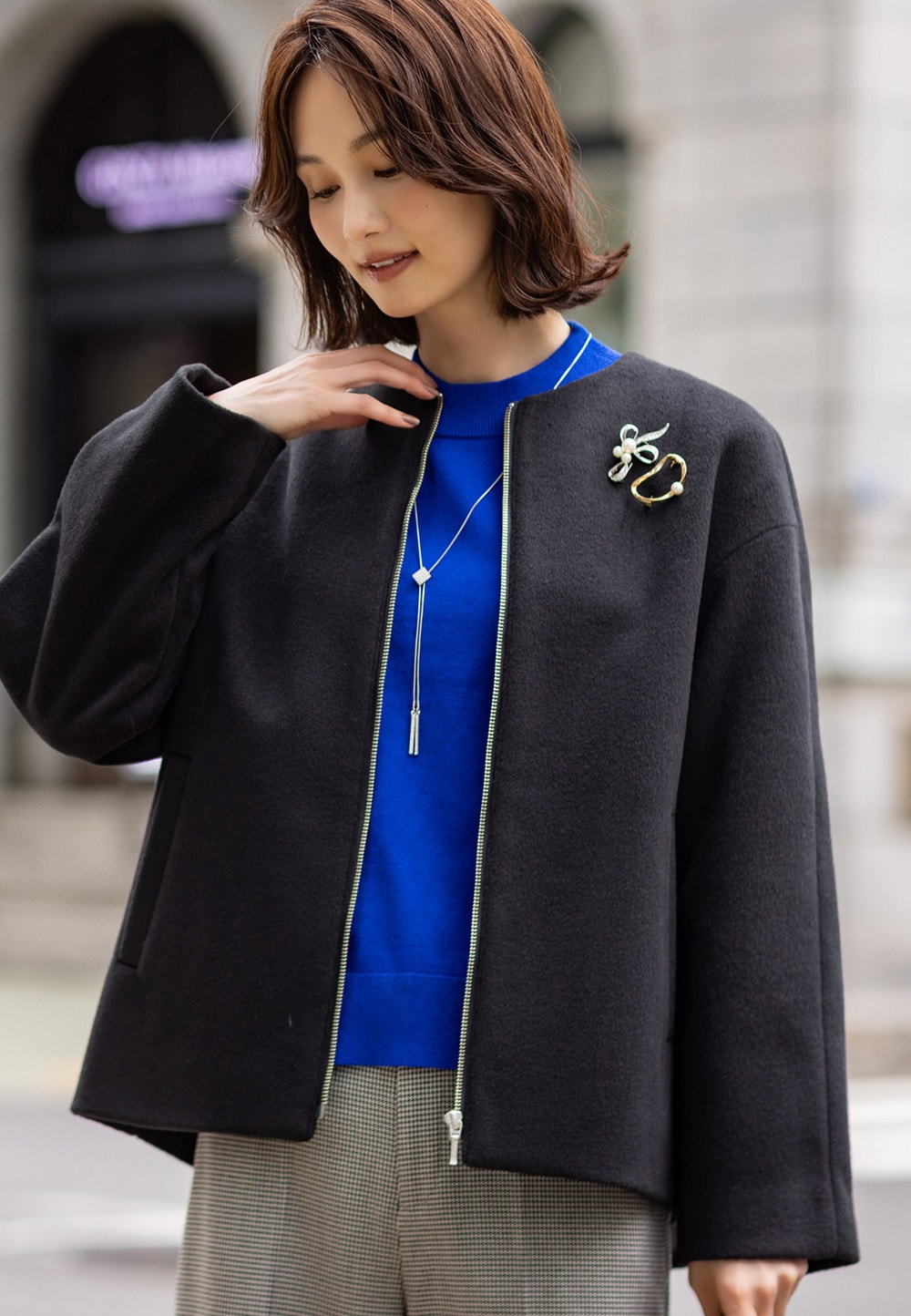 ジップブルゾンを着用した女性１
