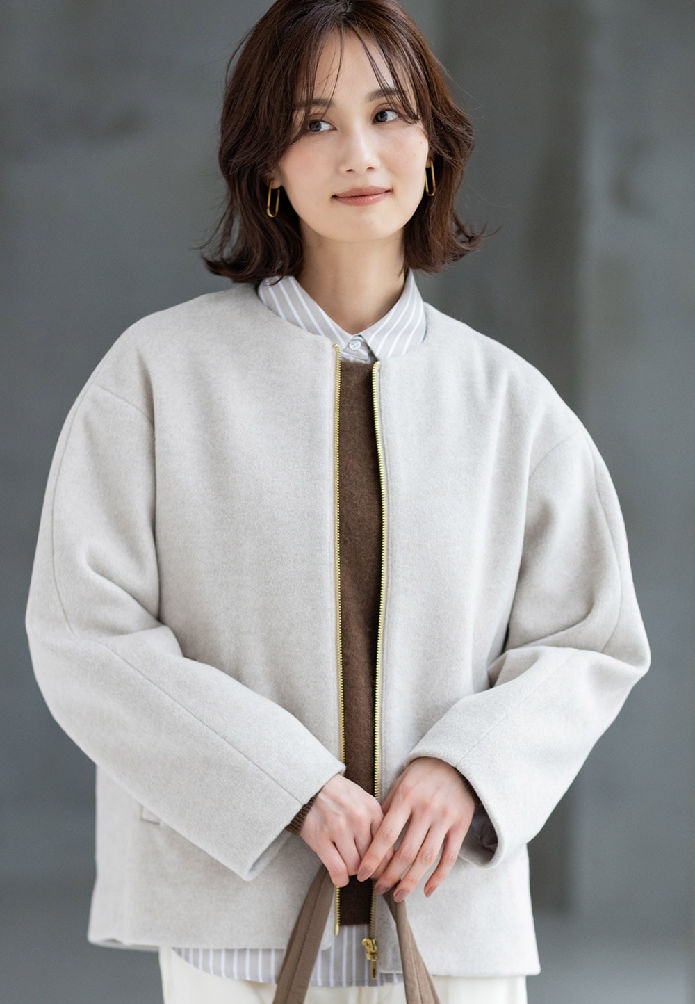 ジップブルゾンを着用した女性２