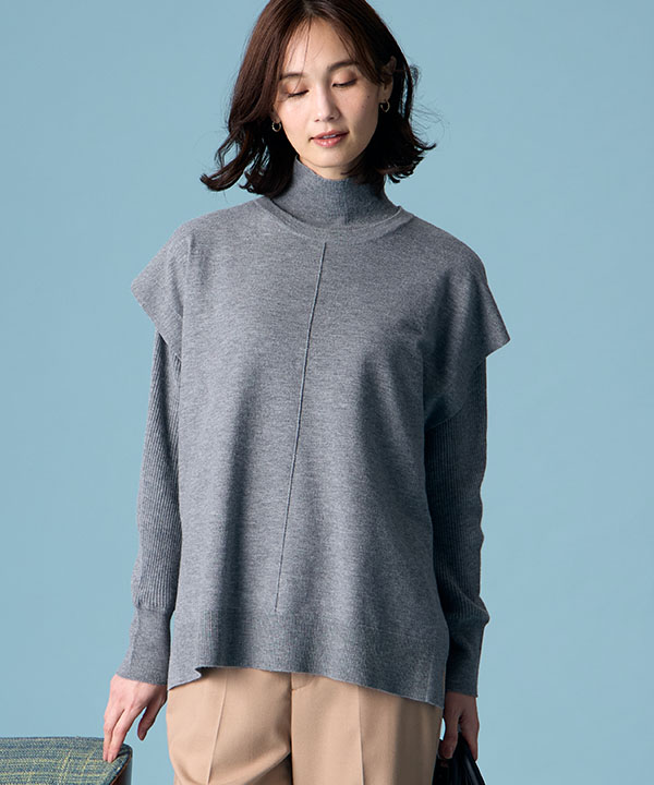 チャコールグレーのハイネックニットアンサンブル・モカの【美モーション】テーパードパンツを着用した女性の画像（アンカーリンク）