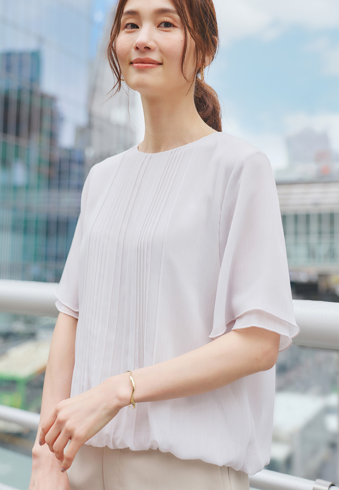 プリーツ Tブラウス、バーズアイストレッチクロップドパンツを着用した女性の画像--1
