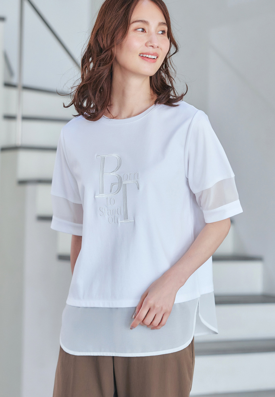 シアー切り替えレイヤード風刺しゅうTシャツ、ストレッチワイドパンツ、ナイロンバッグを着用した女性の画像--1