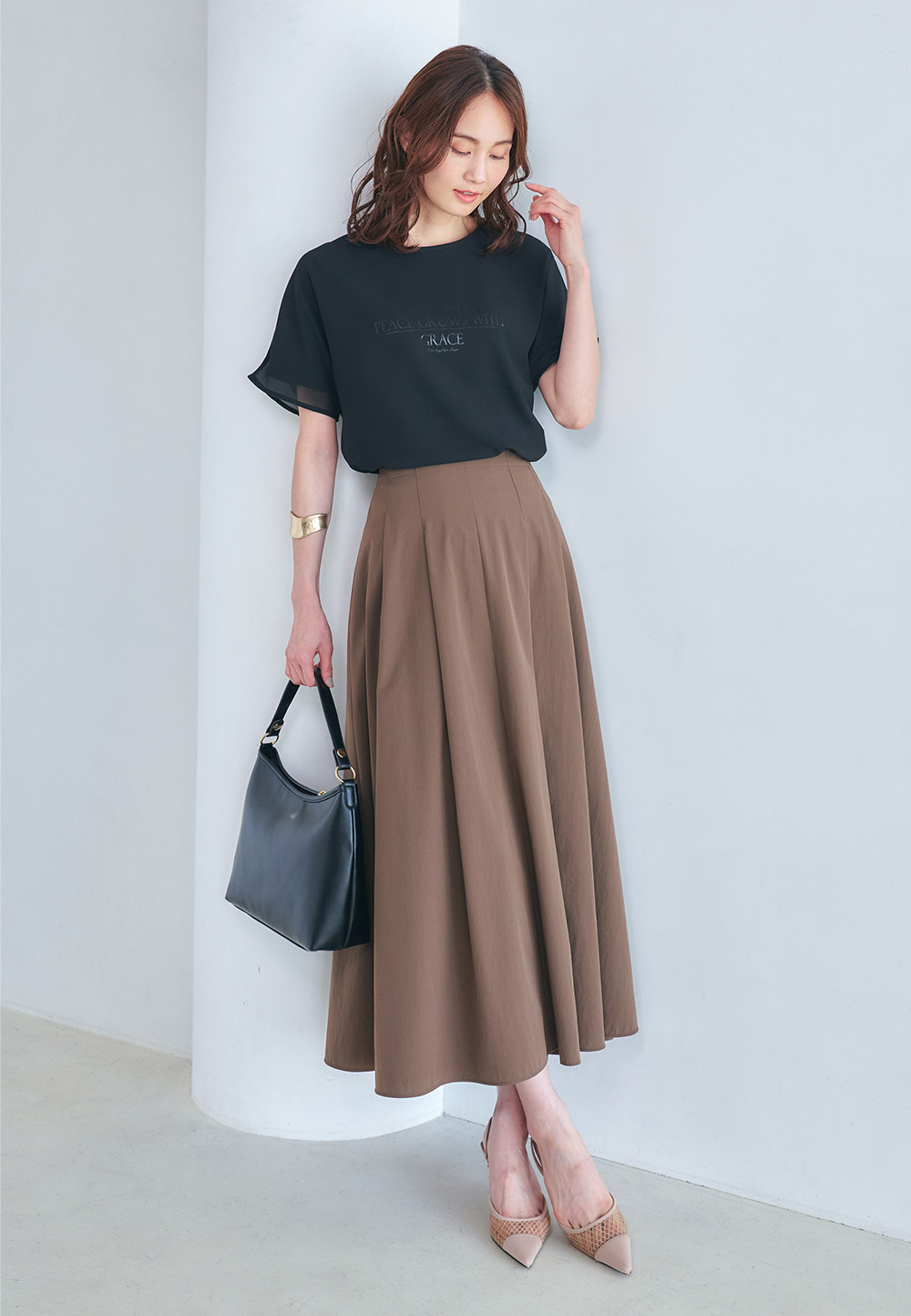 シアーレイヤードロゴ Tシャツ、ラッシュフレアスカートを着用した女性の画像--1