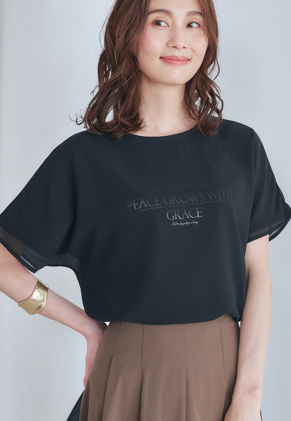 シアーレイヤードロゴ Tシャツ、ラッシュフレアスカートを着用した女性の画像--2