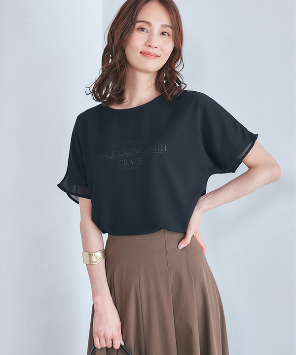 シアーレイヤードロゴ Tシャツ、ラッシュフレアスカートを着用した女性の画像（アンカーリンク）
