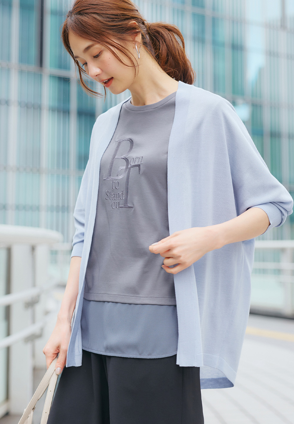 ドルマンスリーブシアーカーディガン、シアー切り替えレイヤード風刺しゅうTシャツ、ワイドパンツを着用した女性の画像--1
