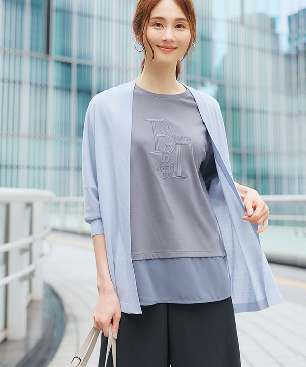 ドルマンスリーブシアーカーディガン、シアー切り替えレイヤード風刺しゅうTシャツ、ワイドパンツを着用した女性の画像（アンカーリンク）