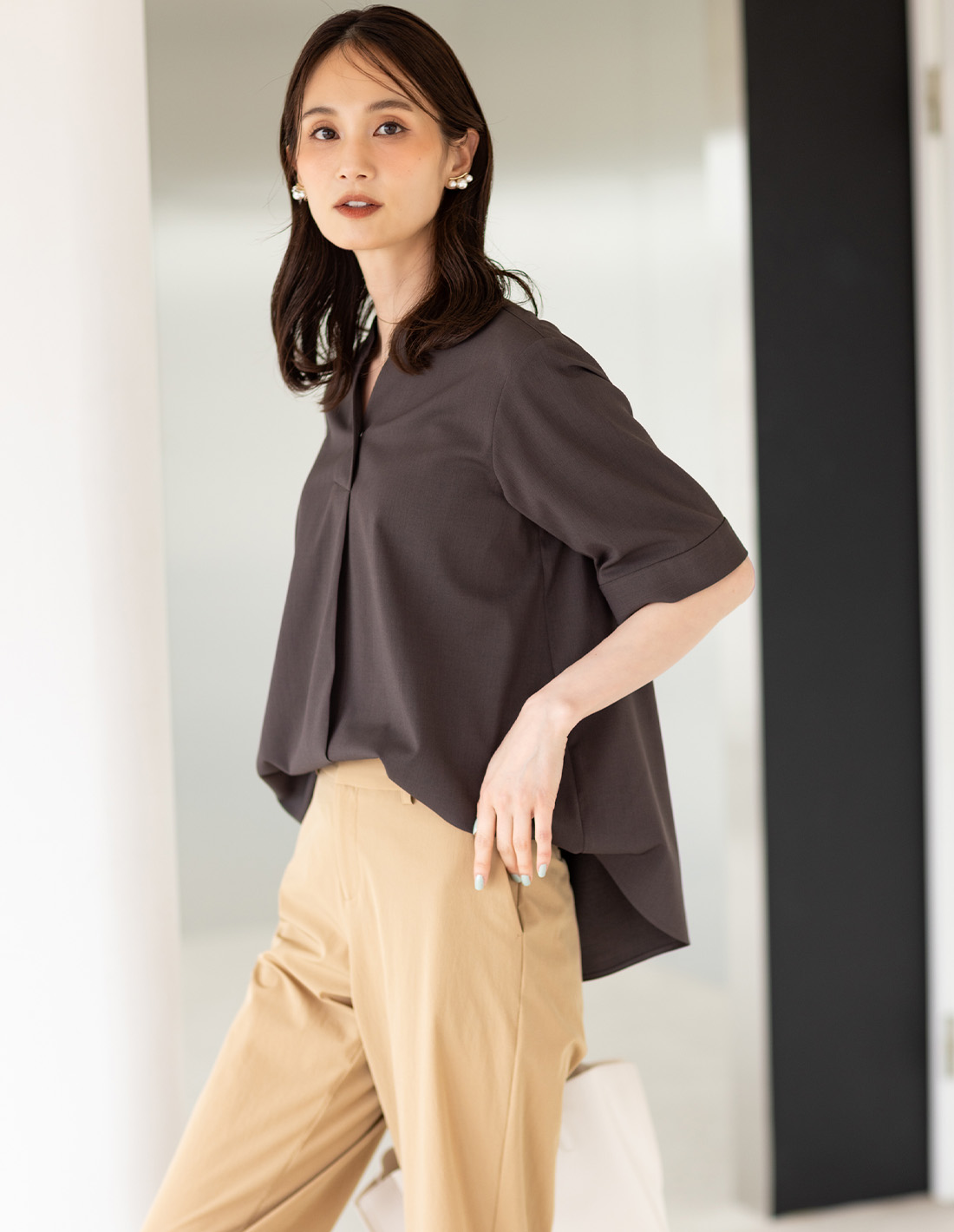 ブラウンのスタンドカラースキッパープルオーバー・ベージュのストレッチワイドパンツを着用した女性--2