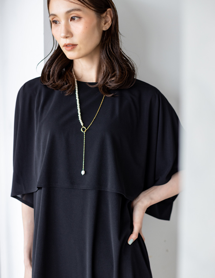 ブラックのケープスリーブワンピースを着用した女性--2
