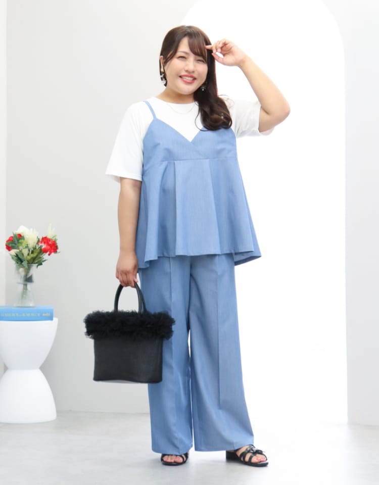 anyfee デニムライクビスチェレイヤード風Tシャツ&デニムライクストレートパンツ を着用した女性