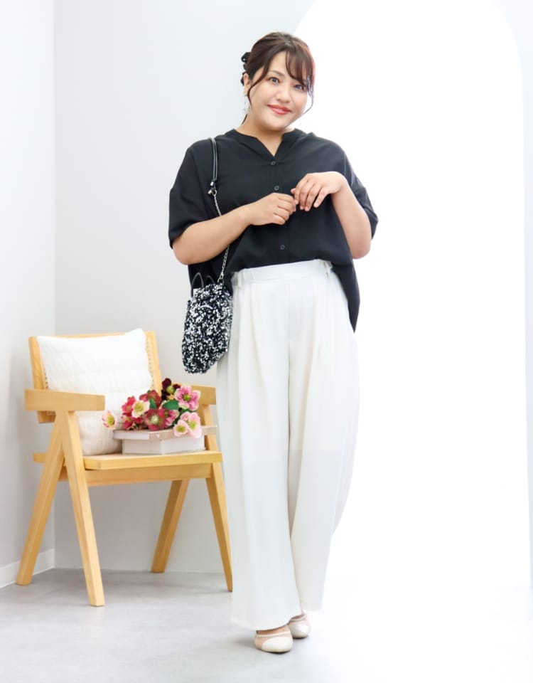 anyfee バックフリル半袖シャツ/チュニック&サマラク多タックワイドパンツ を着用した女性