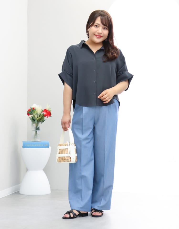 anyfee バサマラク2wayスリーブワイドシャツ&デニムライクストレートパンツ を着用した女性