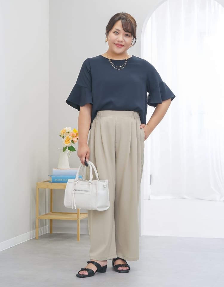 anyfee サマラクすっきりフレアチューリップスリーブブラウス&サマラク多タックワイドパンツ を着用した女性