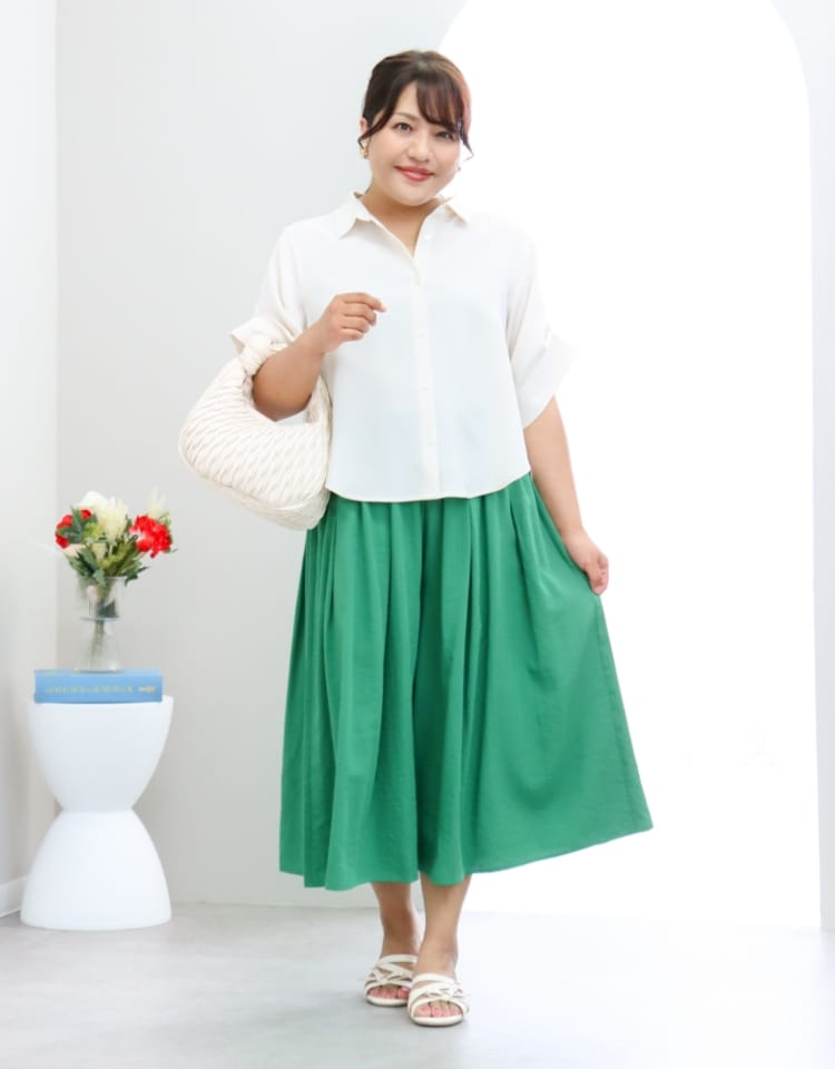 anyfee サマラク2wayスリーブワイドシャツ&丈が選べるスラブスカーチョ を着用した女性