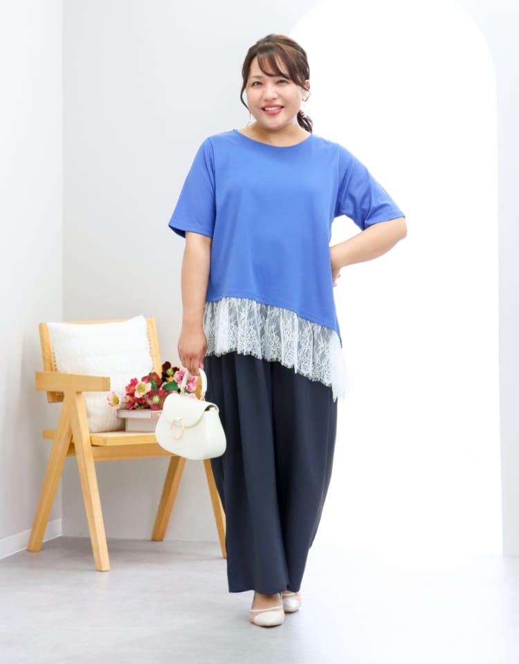 anyfee アシンメトリー裾レースTシャツ&サマラク多タックワイドパンツ を着用した女性