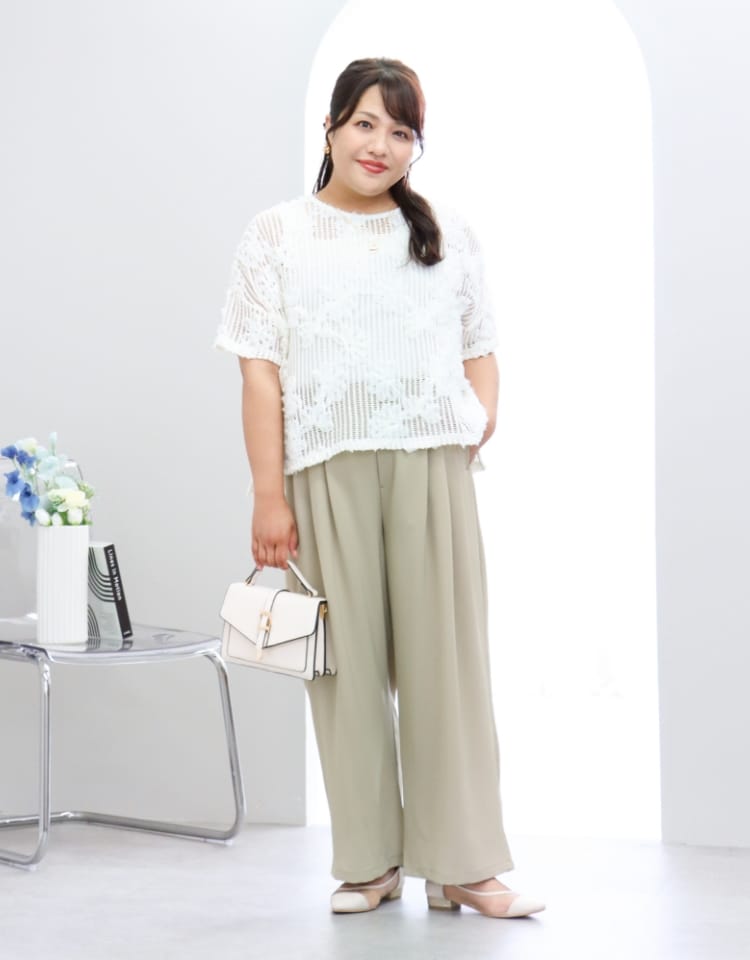 anyfee フラワーレースメッシュ半袖トップス&サマラク多タックワイドパンツ を着用した女性