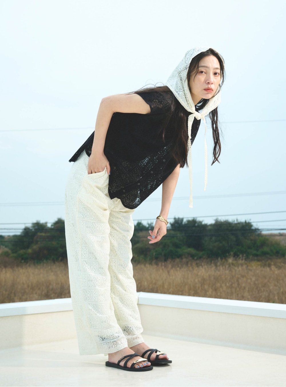 サマ美え マルチwayレースバブーシュカとサマ美え レースフレンチスリーブブラウスとサマ美え レースイージーパンツを着用した女性１