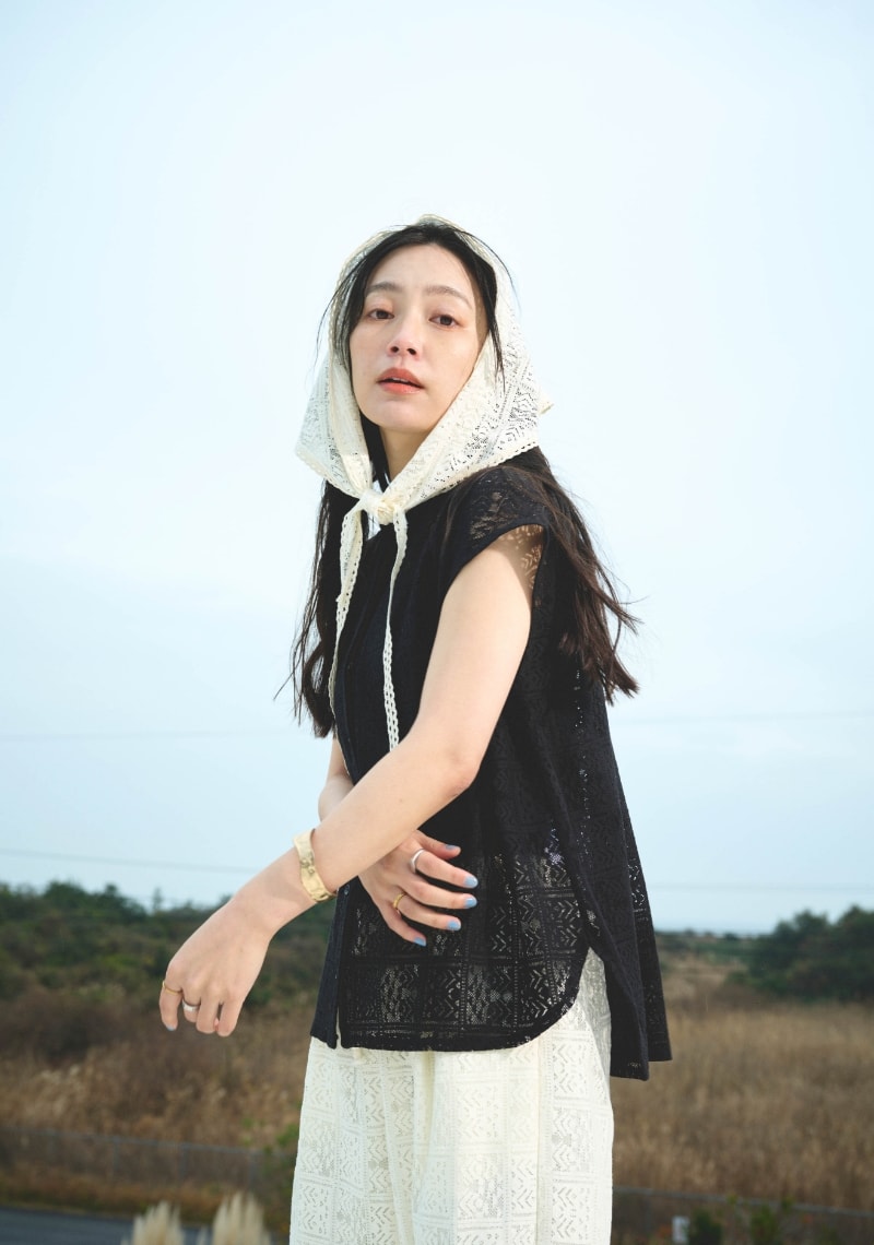 サマ美え マルチwayレースバブーシュカとサマ美え レースフレンチスリーブブラウスとサマ美え レースイージーパンツを着用した女性２