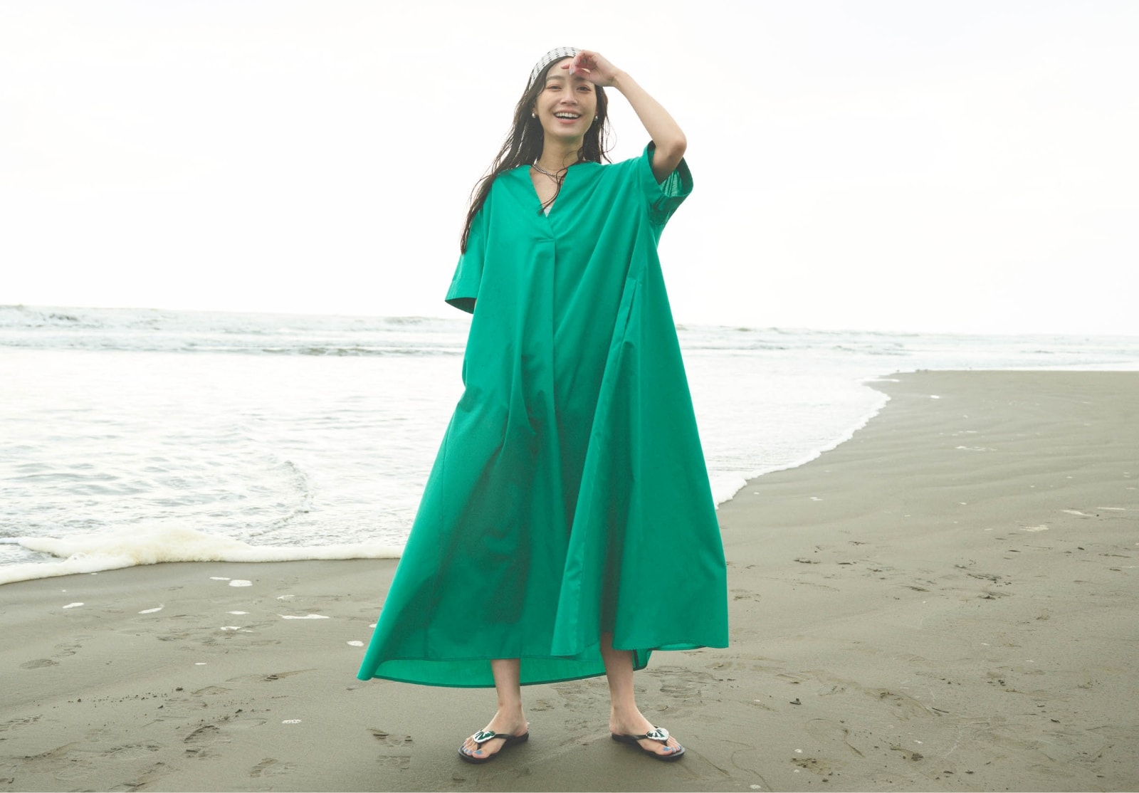 《シワになりにくい》エブ楽 ブロードバックデザインワンピースと《Ipanema/イパネマ》MAXI FASHIONを着用した女性１