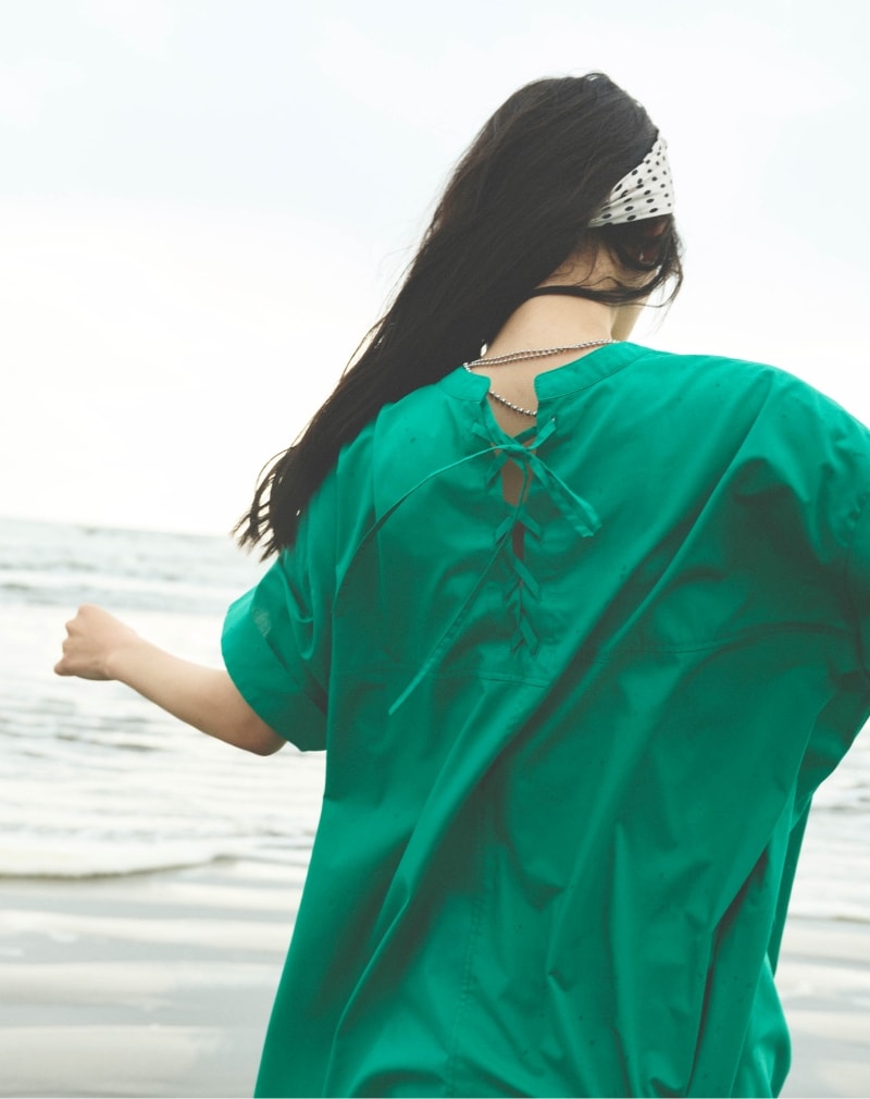 《シワになりにくい》エブ楽 ブロードバックデザインワンピースと《Ipanema/イパネマ》MAXI FASHIONを着用した女性２